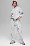 Alo Yoga unisex Accolade crewneck sweatshirt in heather grey fleece, casual pullover with a soft, cozy texture.