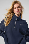 Navy blue Alo Yoga unisex Accolade half-zip sweatshirt featuring a quarter-zip fleece pullover with a relaxed fit and soft fabric.