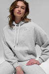 Alo Yoga Accolade hoodie in heather grey fleece, unisex pullover with a relaxed fit and soft fabric, front view.