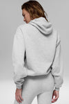 Alo Yoga Unisex Accolade Heather Grey fleece hoodie with logo detail, comfortable pullover design, casual streetwear style