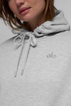 Alo Yoga unisex Accolade hoodie in heather grey fleece, casual pullover with hood and front pocket for comfortable wear.